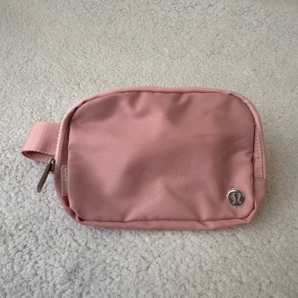 Lululemon Everywhere belt bag 1L in Deco Pink